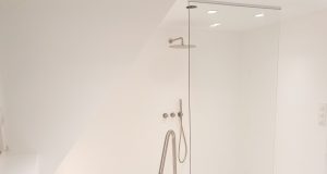 Dé tip voor het inrichten van een kleine badkamer - Douchewand tot plafond